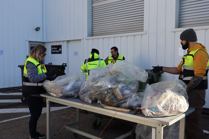 Cummins France team collecting trash