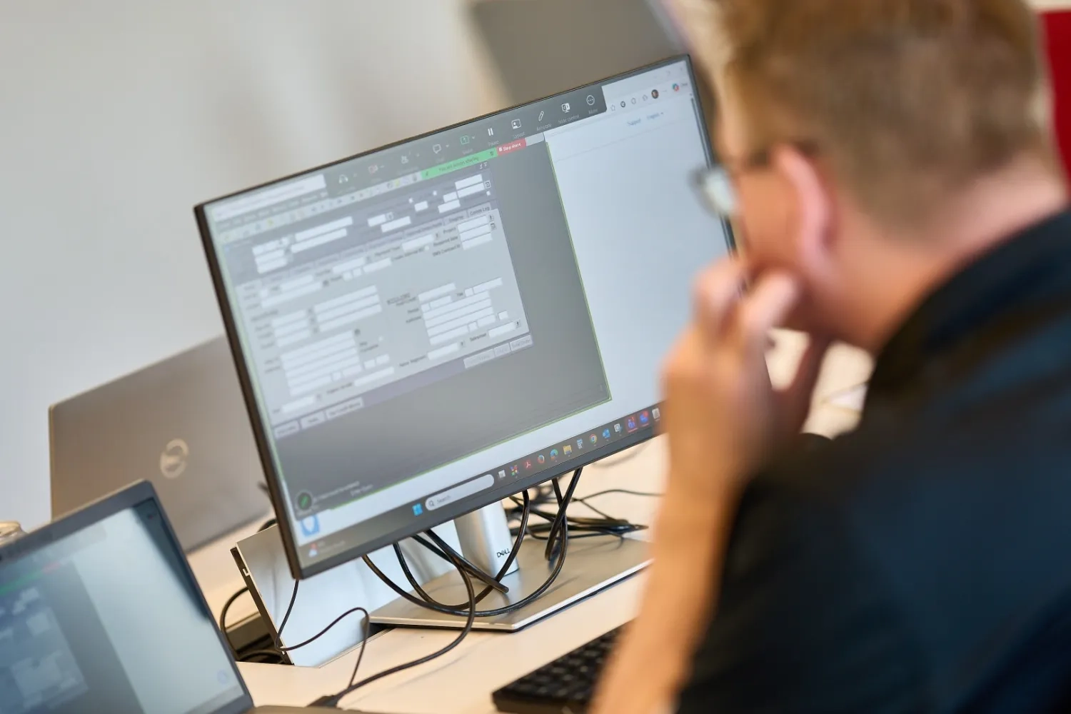man looking an engine comparison website on computer