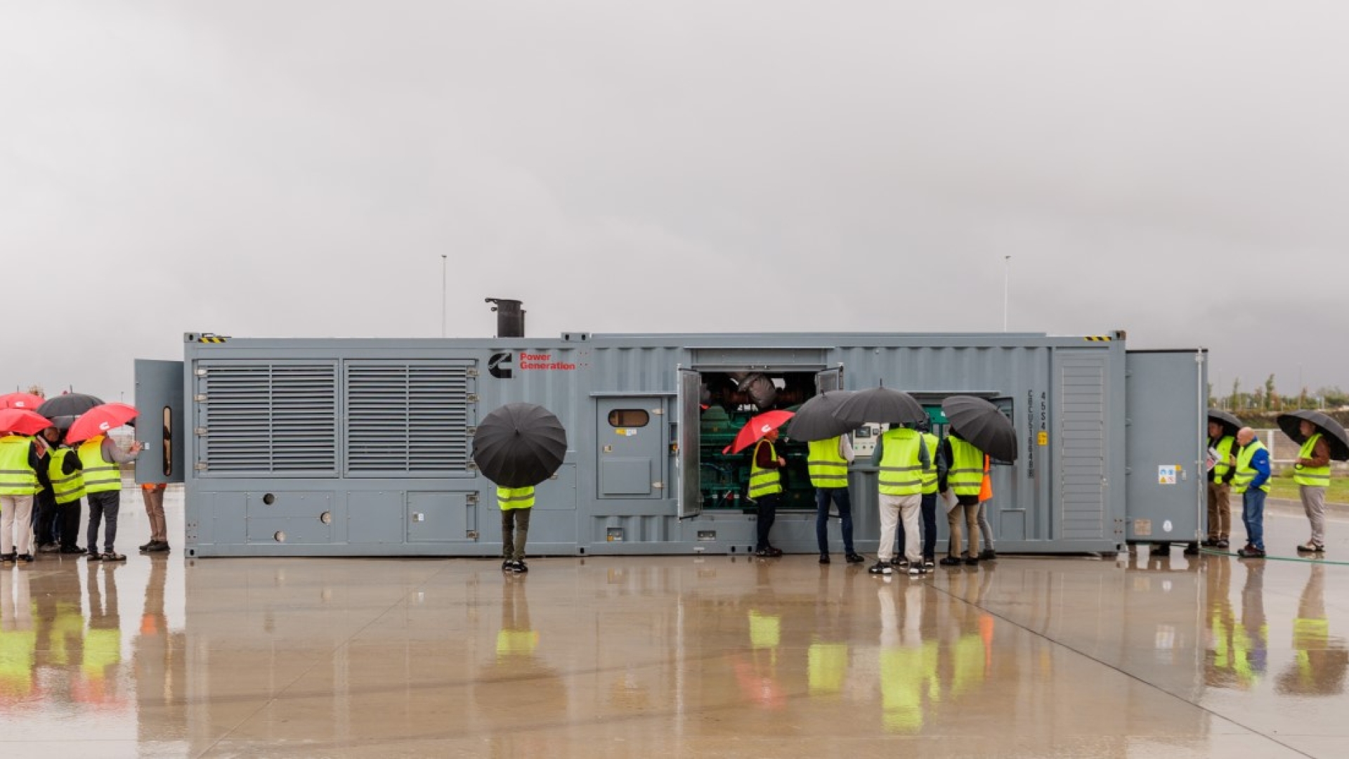 People standing bu a Cummins Centum Force product