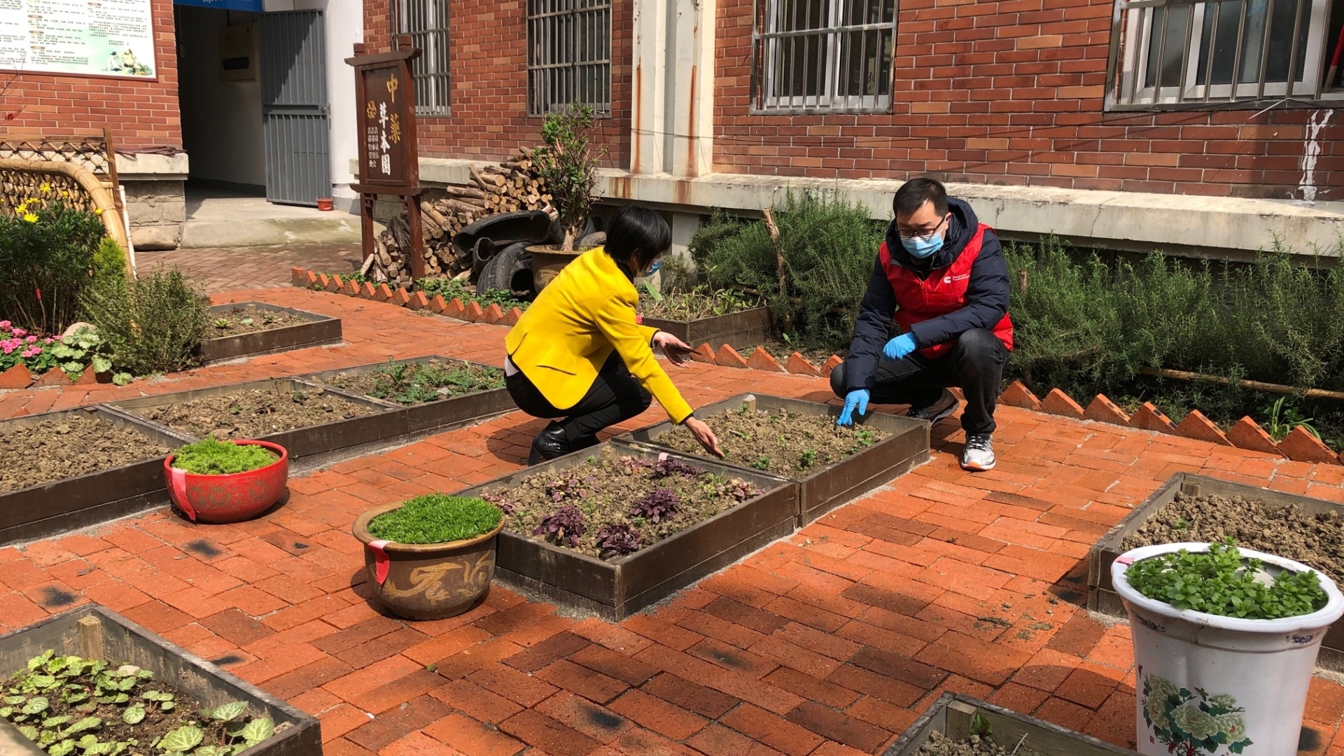 Cummins Generator Technologies employees in Wuxi, China, help prepare a school for reopening as the country recovered earlier this year from the COVID-19 crisis.