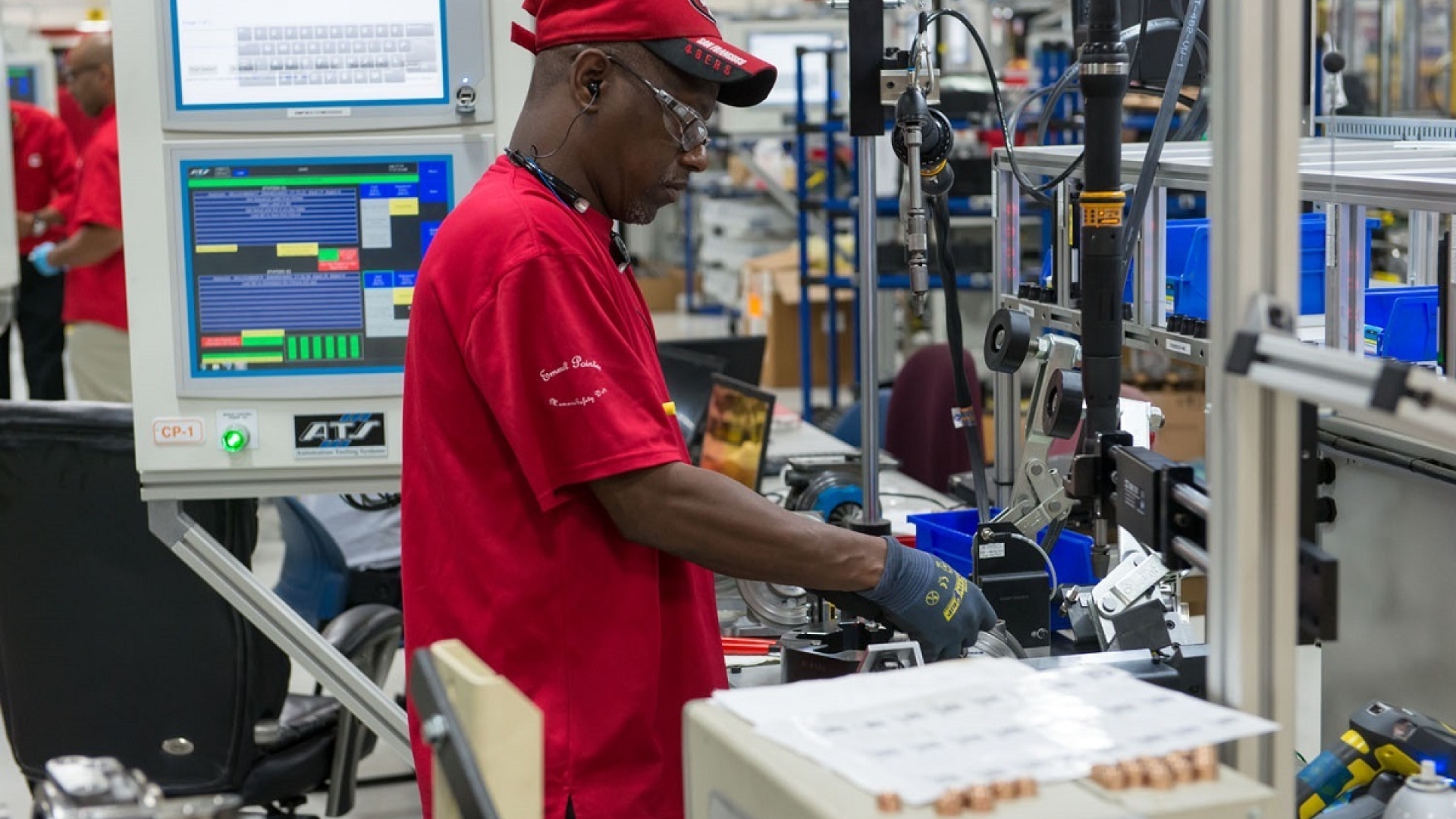 Remanufacturing centers like the one in Memphis, Tennessee (USA), return Cummins’ engines and parts to productive use, keeping them out of landfills. In addition, the practice saves the energy needed to build new products.