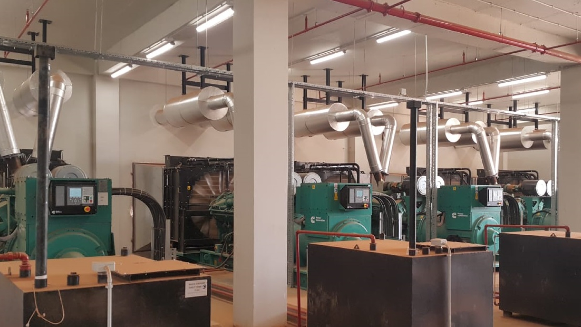 Five units of Cummins C1675D5A 0.4 kV generator sets are synchronized at 21 kV via step-up transformers. 