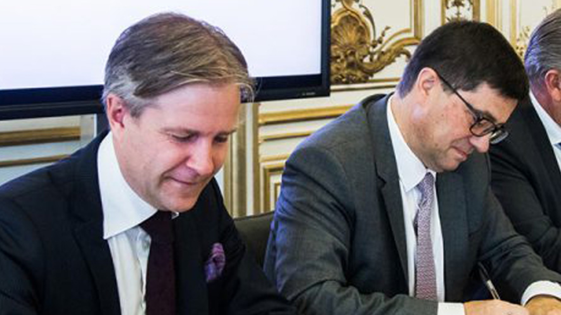 leaders signing agreement