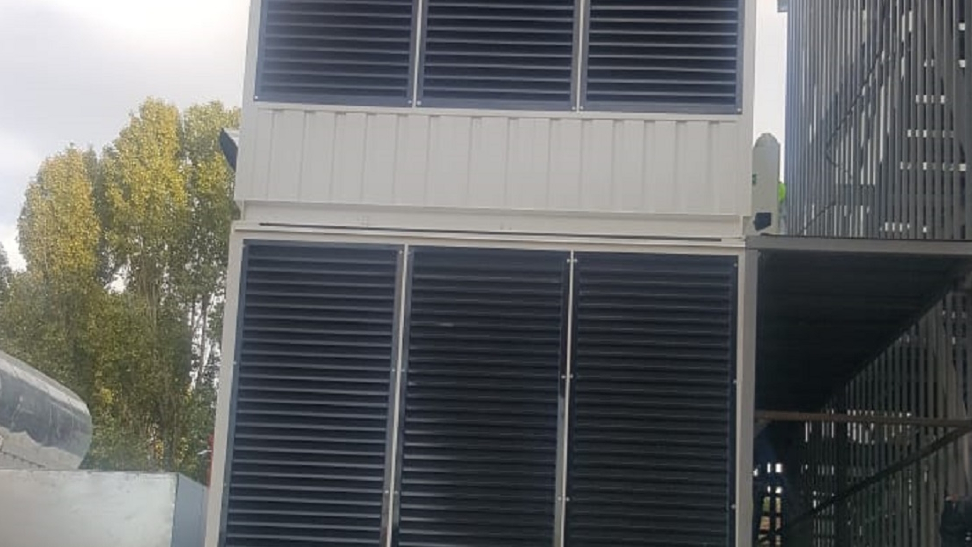 As space was limited due to the building design, the two containerized Cummins C2250 D5 units were installed with one placed on top of the other outside the building of Vodafone’s Ankara, Turkey office.